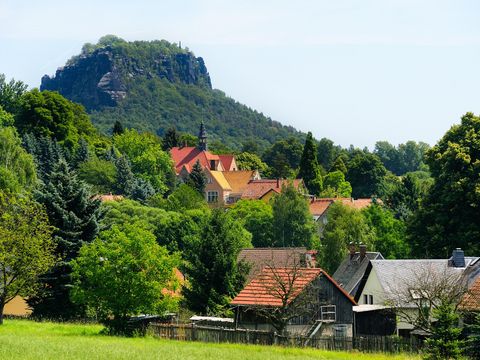 Blick von Thuermsdorf auf Lilienstein, Häuser mit roten Dächern im Vordergrund.