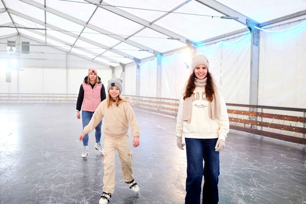 Eisbahn Königstein 3 Eisläufer Halle Eisfläche 