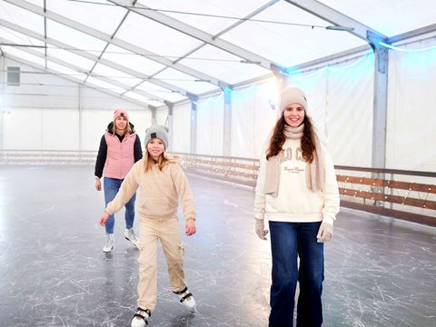 Eisbahn Königstein 3 Eisläufer Halle Eisfläche 