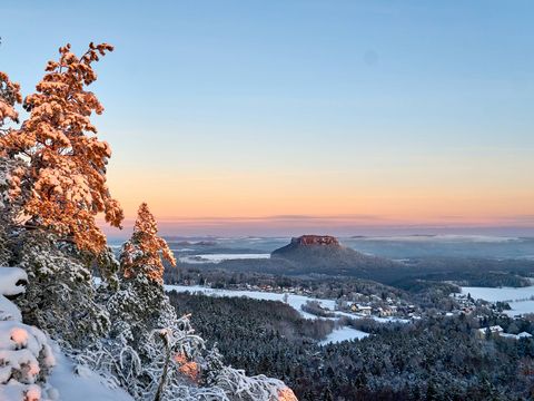 Blick von einer Felskuppe auf eine Berglandschaft.
