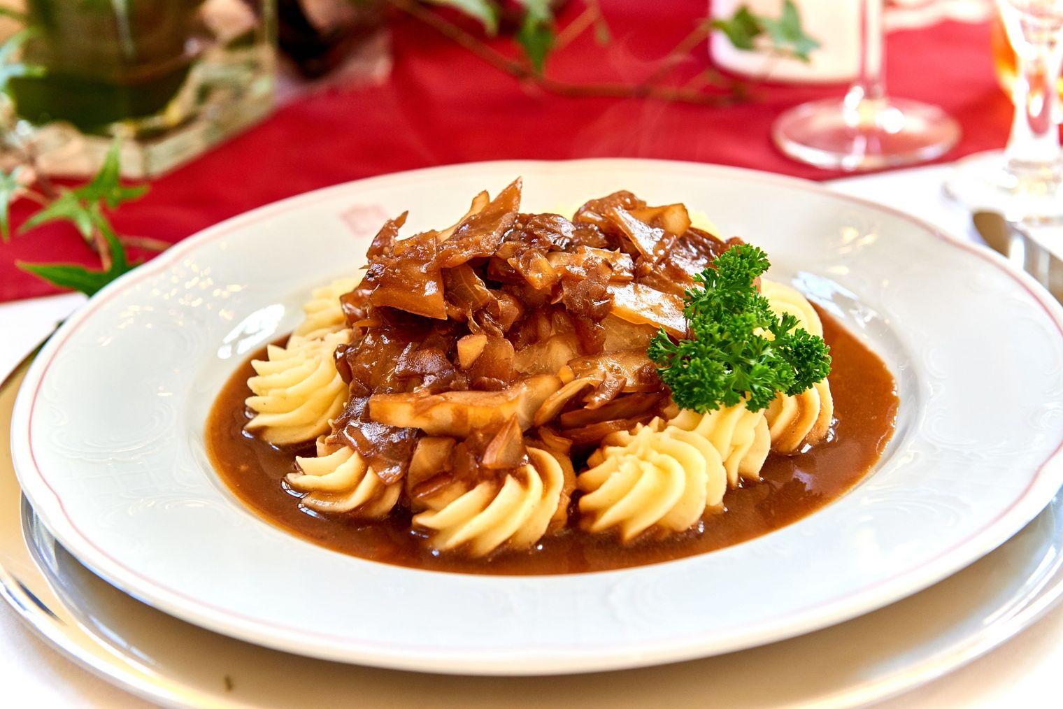 Teller mit Krautwockel und Kartoffelbrei und Petersilie
