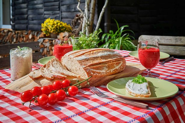 Gedeckter Tisch mit frischem Brot und Getränken.