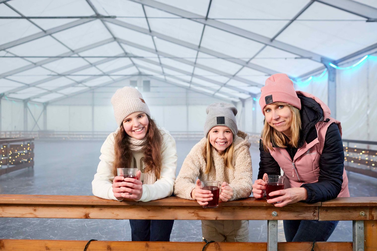 Wer gern mit schnellen Kurven über das Eis gleitet, ist in Königstein genau richtig. Auf der Eisbahn von Kanu Aktiv Tours direkt an der Elbe können Aktive nicht nur Schlittschuhlaufen, sondern auch Eisstockschießen ausprobieren. Sie ist vollkommen wetterunabhängig in einem großen Eventzelt. Egal ob Regen, warme Sonnenstrahlen oder zu viel Schnee - hier kann man immer seine Runden auf dem Eis drehen.