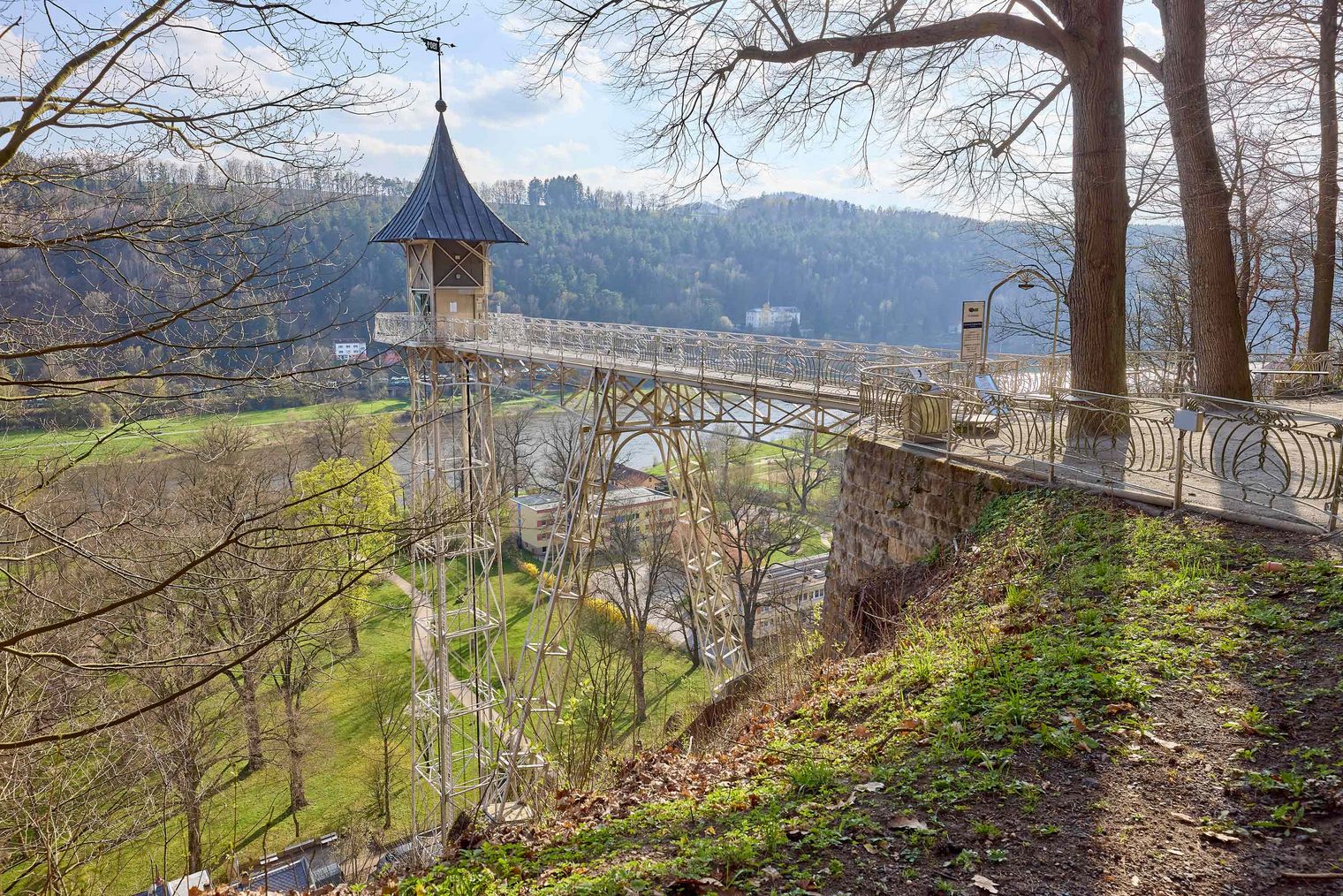 Historischer Personenaufzug Bad Schandau Frühling