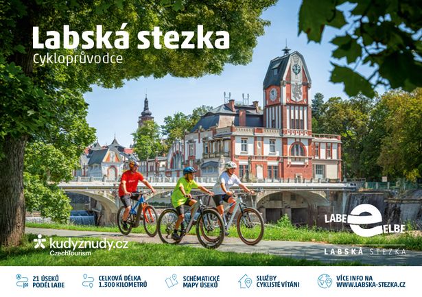 tschechisches Titelbild des Elberadweg Handbuchs 2026 mit drei Radfahrern vor einem Jugendstil-Wasserwerk in Hradec Králové