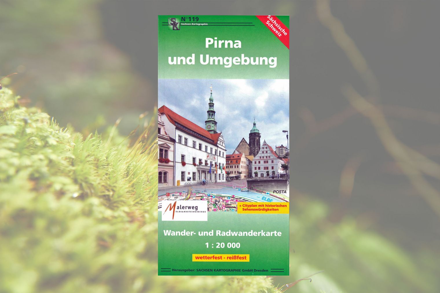 Wanderkarte Titelseite mit grünem Rahmen und Foto der Altstadt von Pirna mit historischen Gebäuden und Türmen.