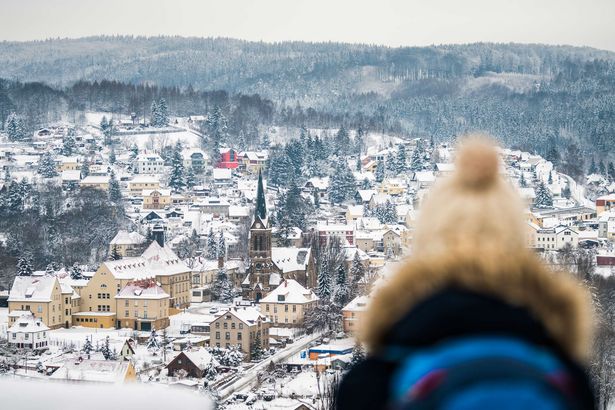Blick auf ein winterliches Tal.
