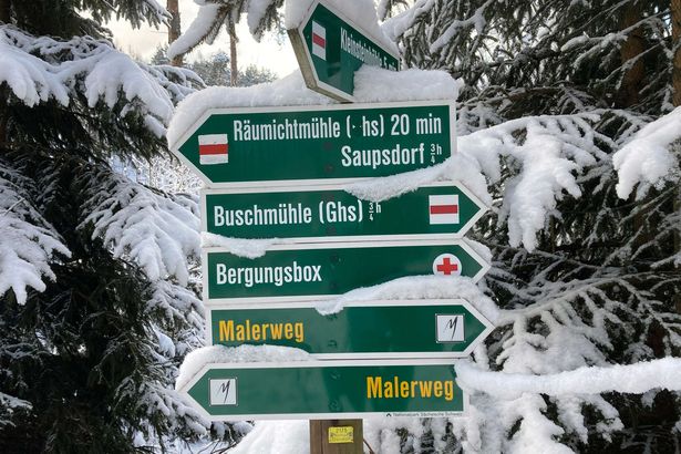 Wegweiser Malerweg mit Rettungsbox im Winter