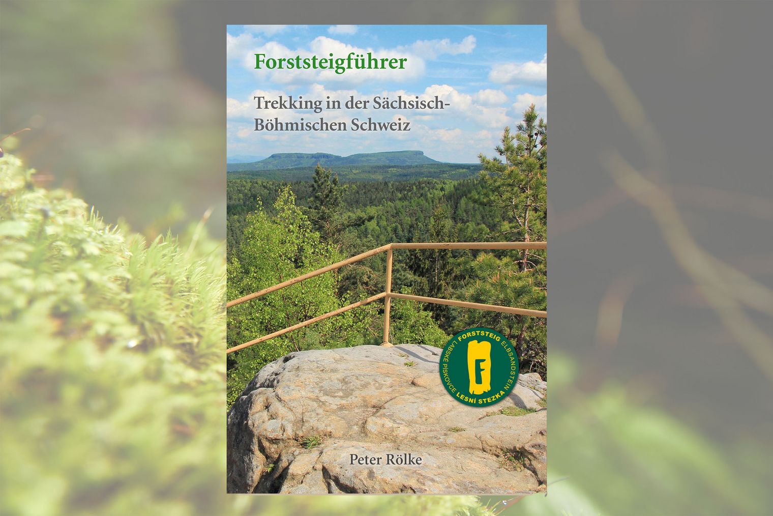 Titelseite Wanderführer mit Bild von Blick auf eine grüne Landschaft mit Bäumen und Hügeln unter blauem Himmel, im Vordergrund ein Stein mit einem Geländer.