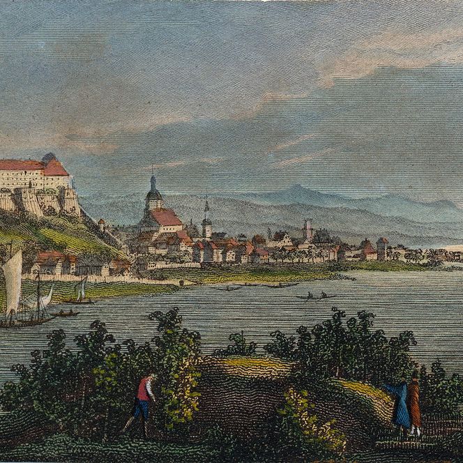 Landschaft mit Fluss, Booten und einer Stadt im Hintergrund, umgeben von Hügeln und Wolken.