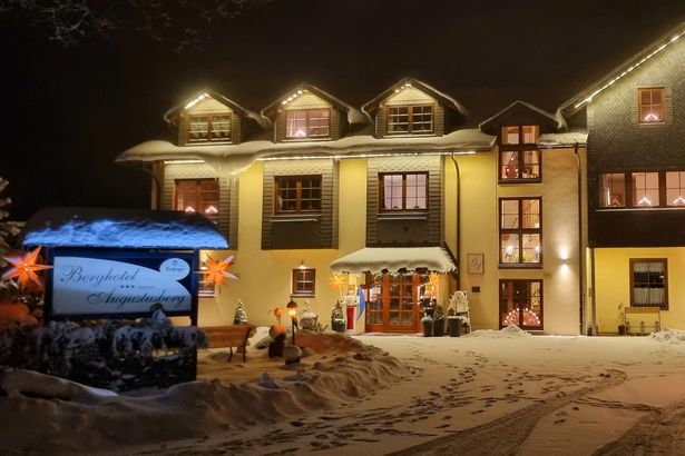 Schnee, Hotel, Lichter, Herrnhuter Sterne, Abendstimmung