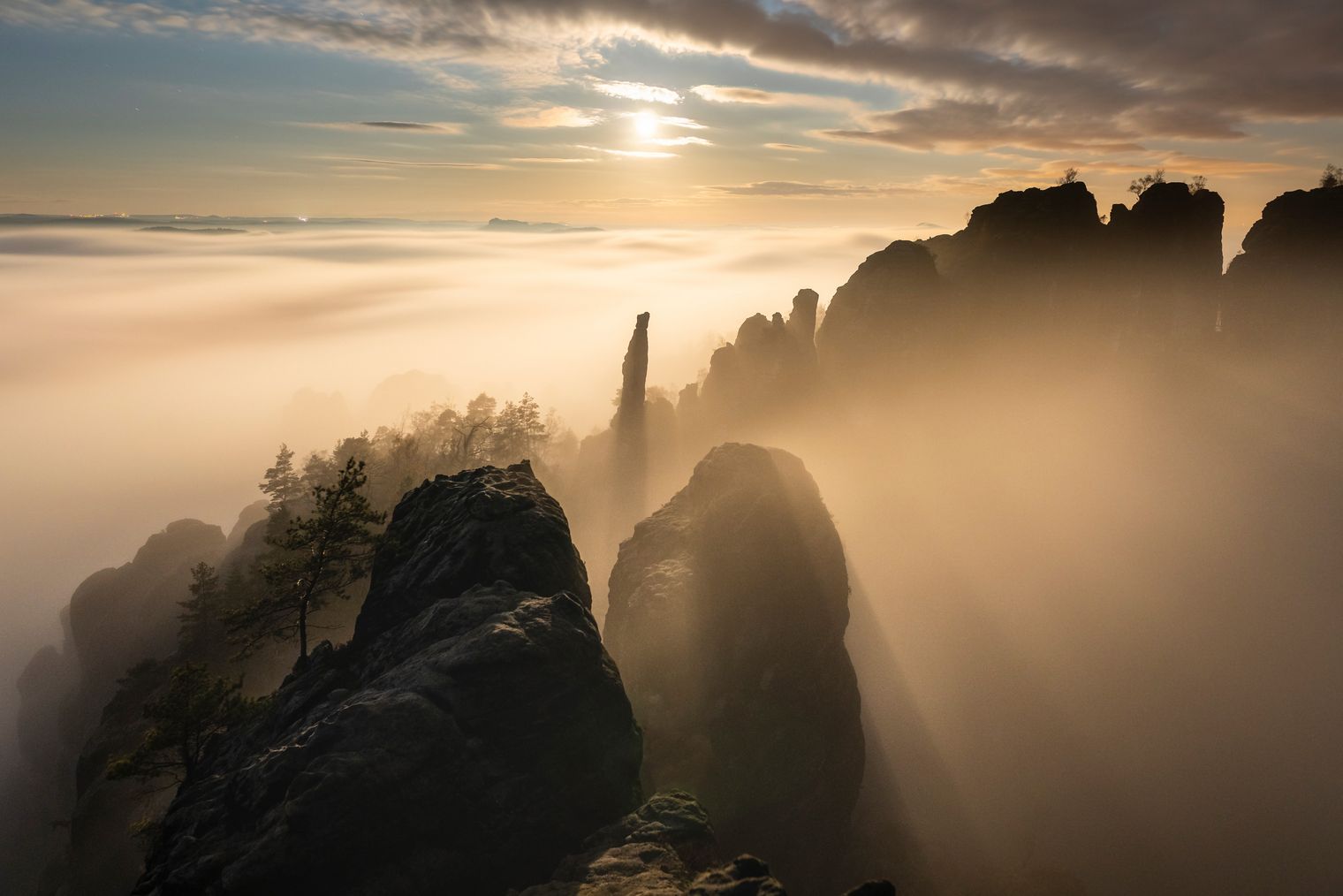 Felsen Schrammsteine Nebel Mondschein