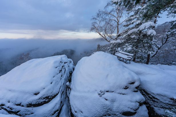 Felsen mit Schnee, Waitzdorfer Aussicht in der Sächsischen Schweiz