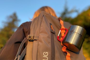 Malerweg Tasse am Rucksack einer Wanderin