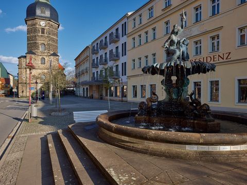 Blick auf den Marktplatz in Bad Schandau mit Fachwerkhäusern und Personen.