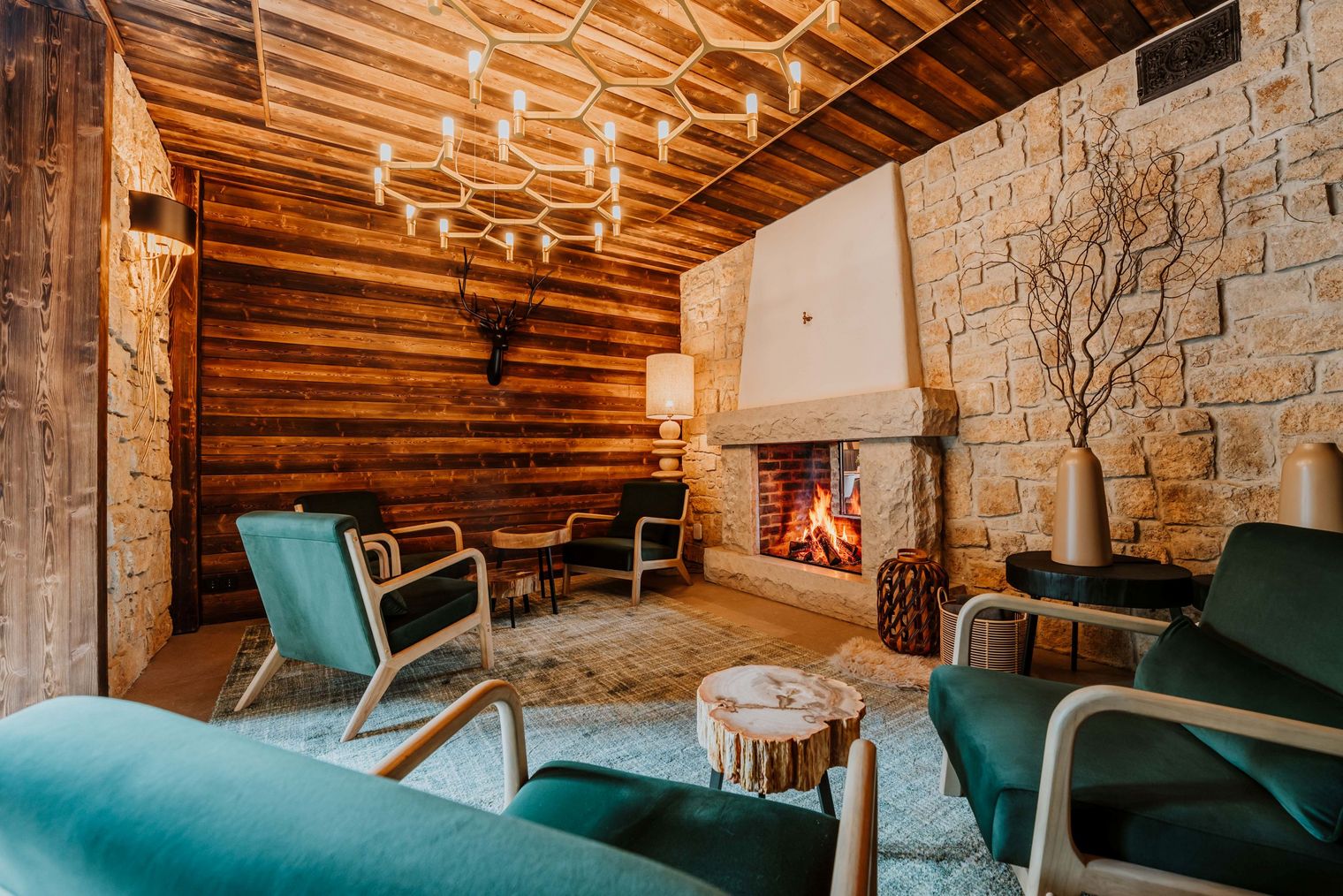 Kaminzimmer Holz Sitzmöbel Brennholz im Kamin Feuer