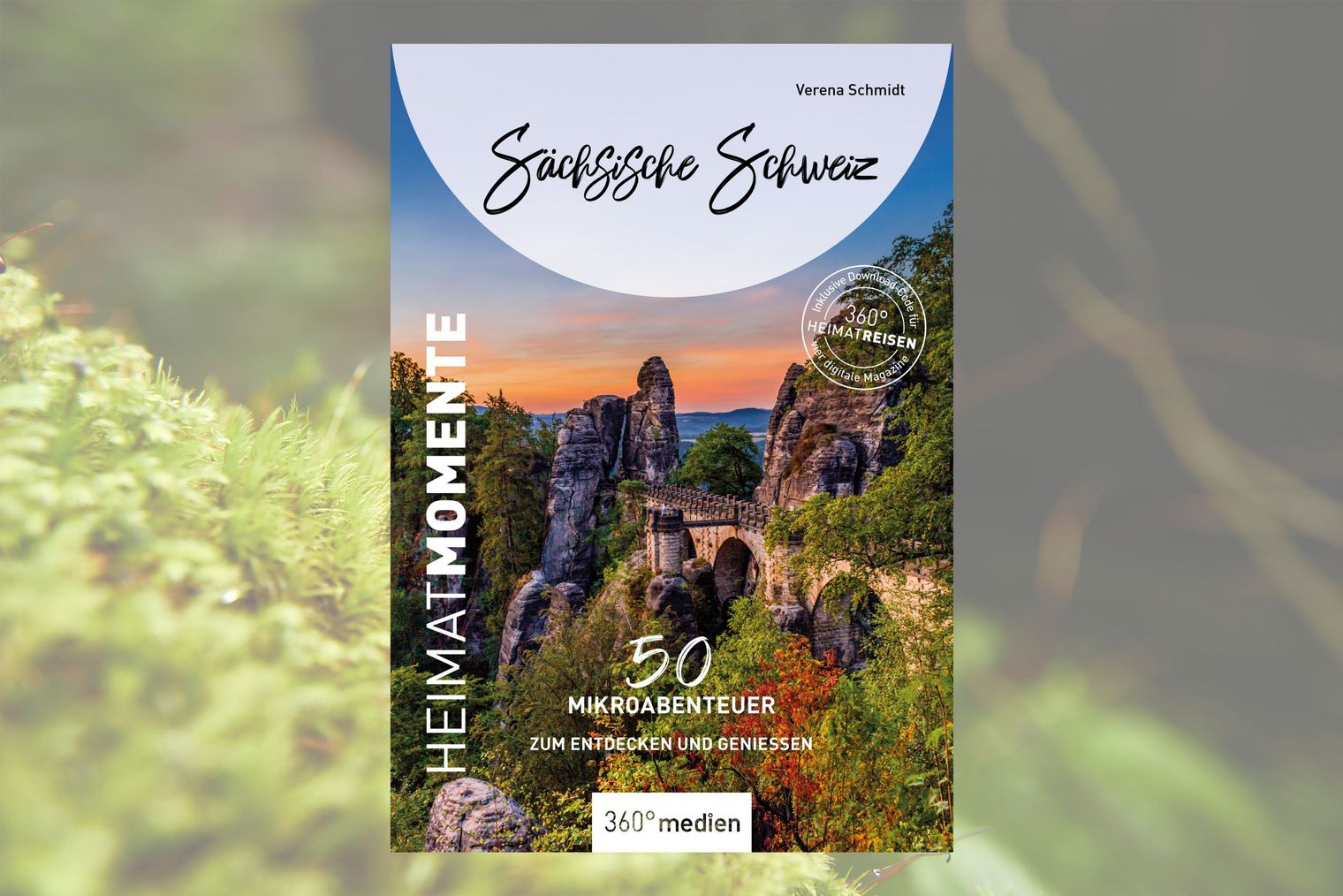 Buchcover mit Landschaftsbild, Titel in geschwungener Schrift oben, unterhalb ein Sonnenuntergang mit Felsen und der Basteibrücke.