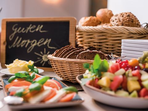 Frühstücksbuffet mit Obst und vielem anderen.