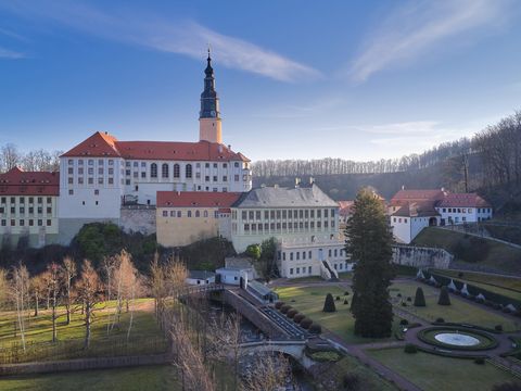 Schloss Weesenstein Schloss Weesenstein im Grünen, unter blauem Himmel.