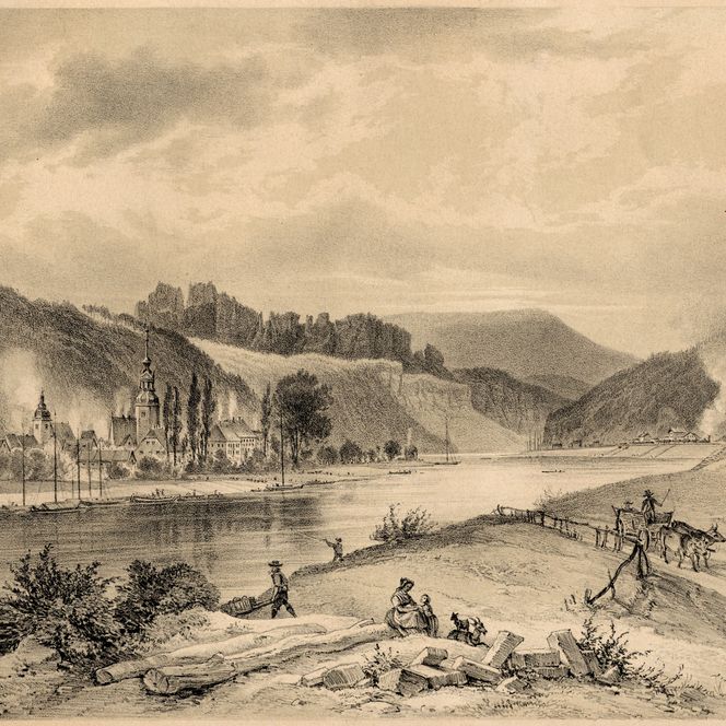 Landschaft mit Fluss, Bergen im Hintergrund und Menschen, die am Ufer arbeiten und Boote benutzen.
