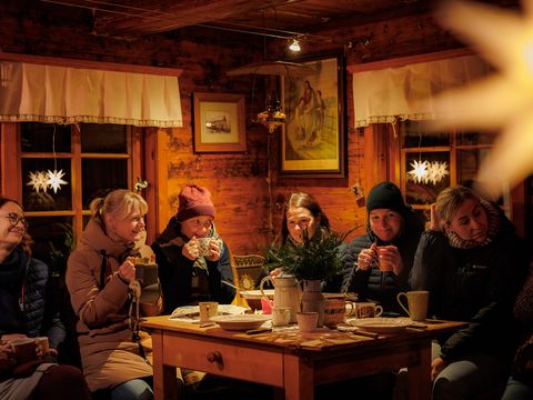 Gemütliche Runde in Bergbaude.