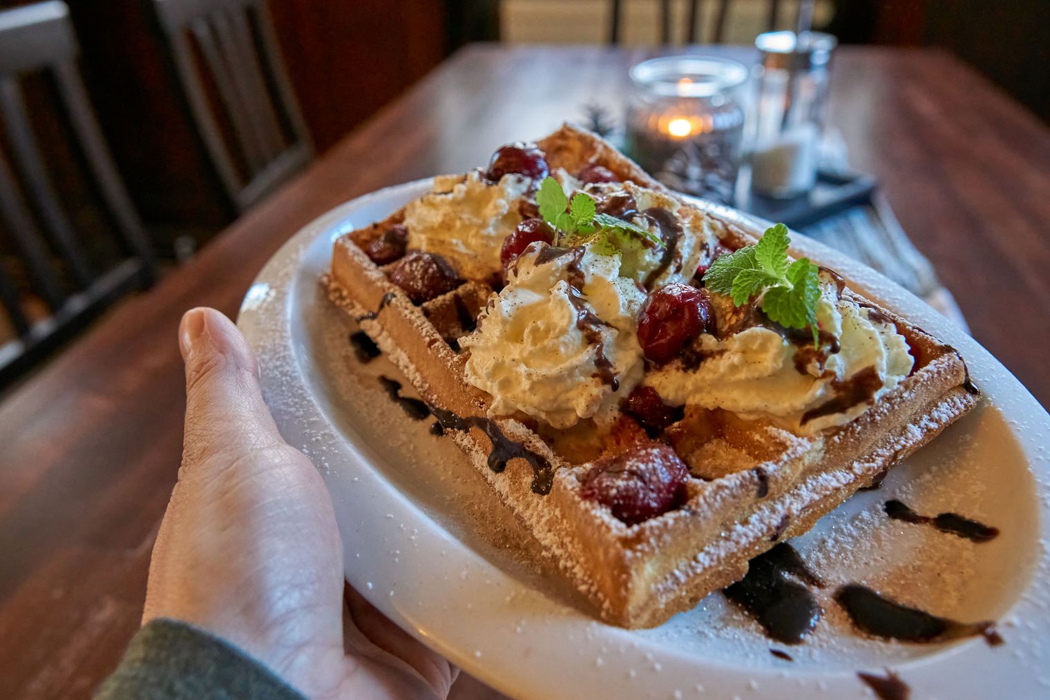Waffeln mit Kirschen im Innenraum einer Bergwirtschaft