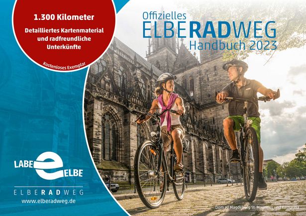 Titelbild vom Elberadweg Handbuch 2023 mit 2 Radfahrern vor dem Magdeburger Dom