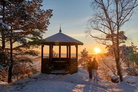 Hütte auf dem Gohrisch im Sonnenaufgang, oranger Himmel.