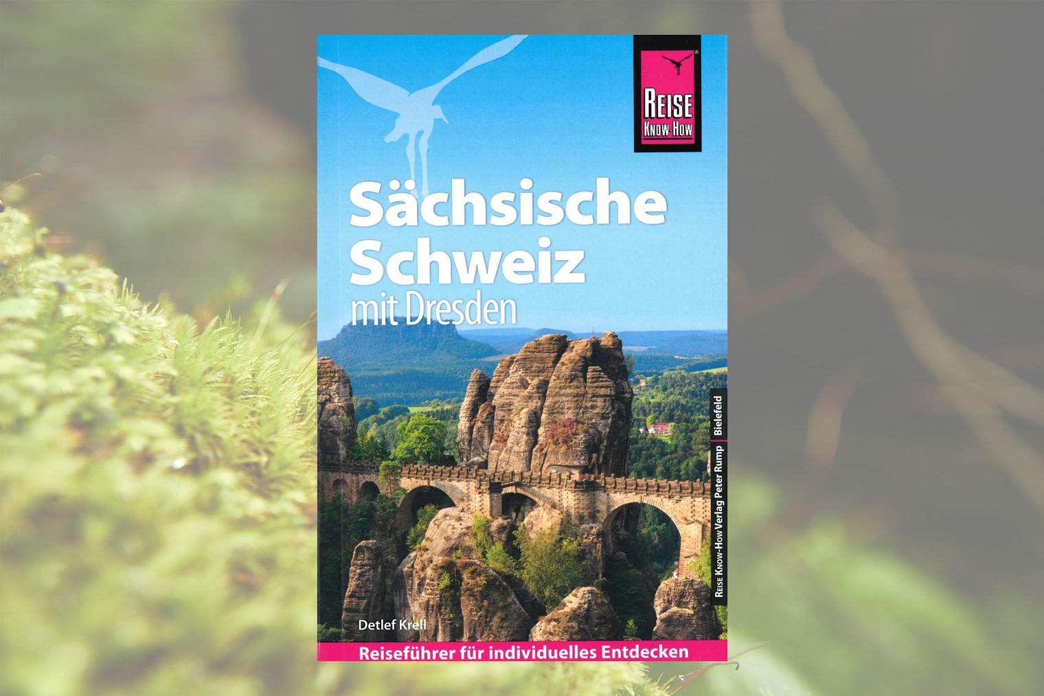 Titelseite Reiseführer Sächsische Schweiz mit Dresden Reiseführer Titelseite mit Foto von Basteibrücke und Felsen, im Hintergrund Wälder und Berge.