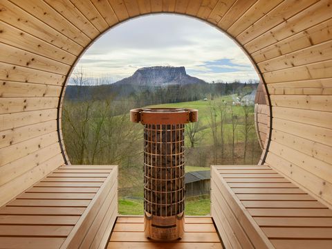 Saunafass von Innen mit Blick auf den Lilienstein im Hintergrund.