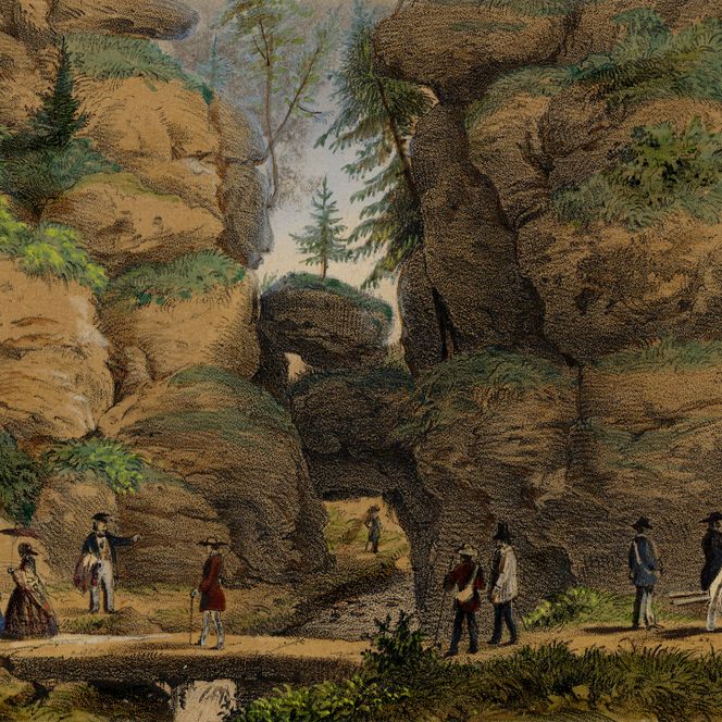 Menschen in historischen Kleidern stehen in einer felsigen Schlucht mit Bäumen und einem Wasserfall im Hintergrund.