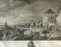 Historische schwarz-weiß Zeichnung der Stadtansicht Pirna mit Schloss, Türmen und Wolken am Himmel.