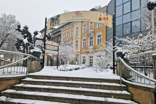 Schneebedecktes Hotel in Bad Schandau.