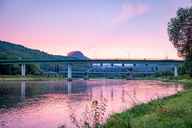 Elbbrücke Bad Schandau mit Eisenbahnbrücke (Carolabrücke) und dem Lilienstein im Hintergrund
