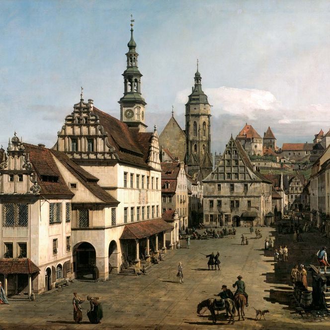 Historische Stadtansicht von Pirna mit Gebäuden, Türmen und einer belebten Straße.