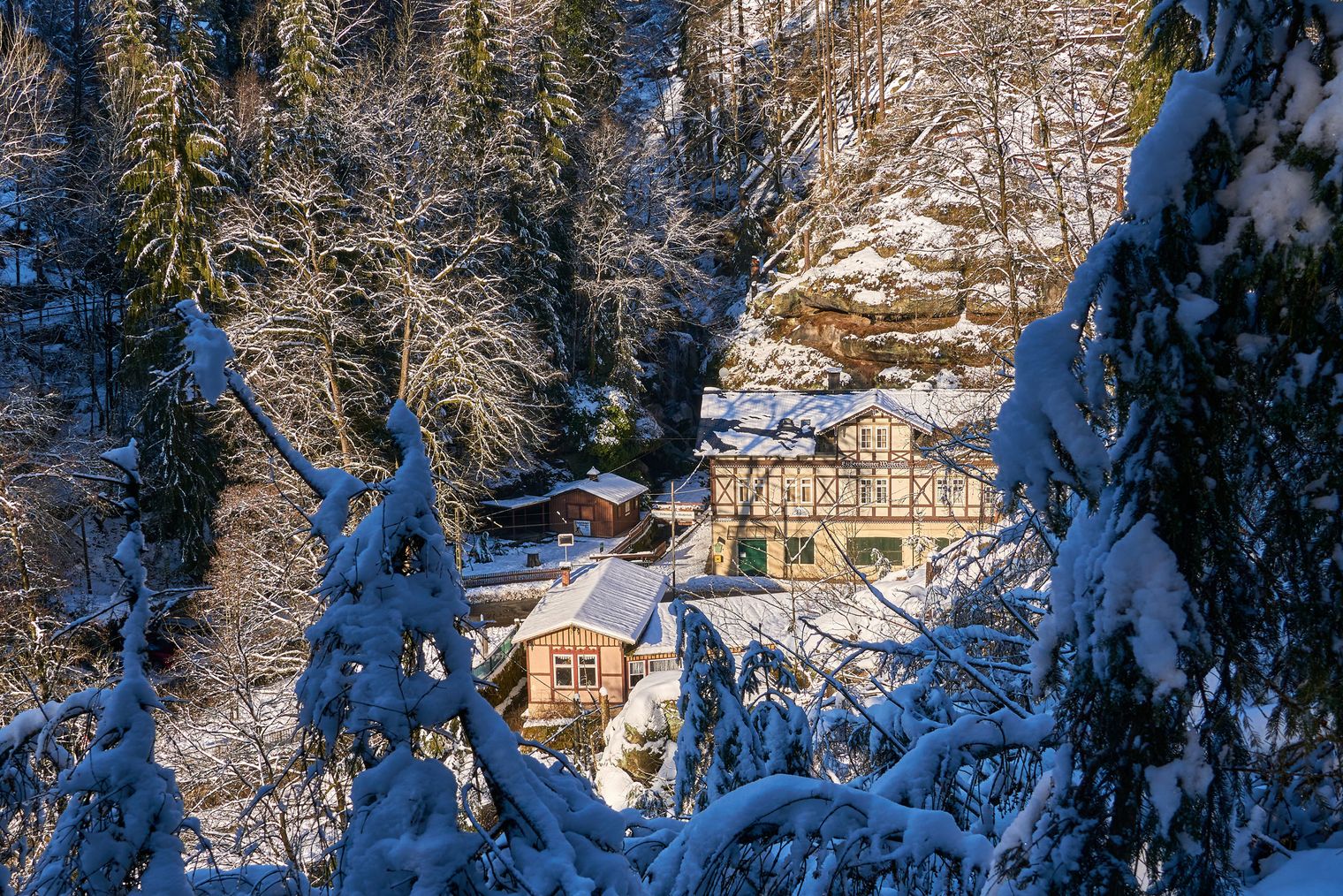 Winterlandschaft Blick ins Tal mit Fachwerkgebäude Schnee