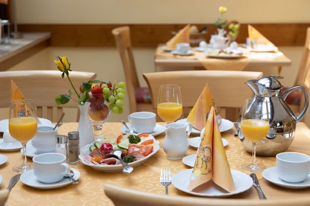 Gedeckter Frühstückstisch für 4 Personen.