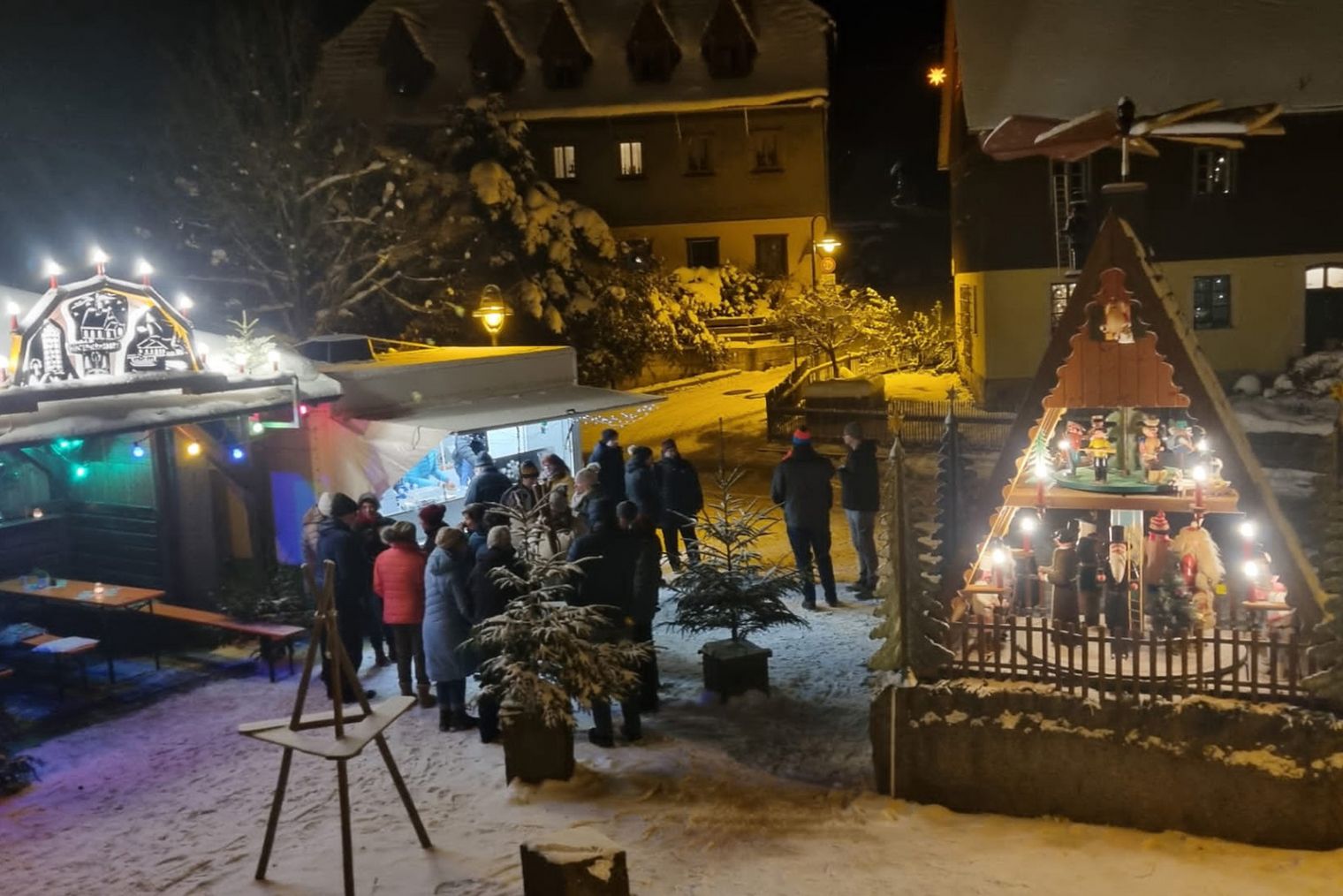 Weihnachtsmarkt Lichter Abendstimmung Schnee Pyramiden