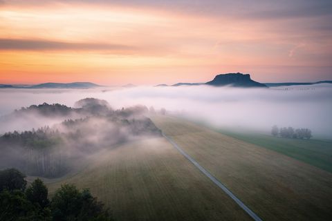 Rauenstein am Morgen mit Blick auf den Lilienstein