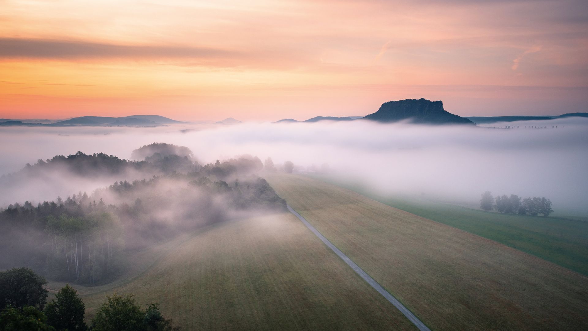 Rauenstein am Morgen mit Blick auf den Lilienstein