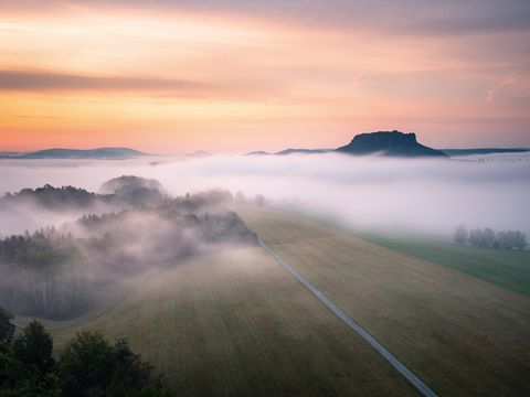 Rauenstein am Morgen mit Blick auf den Lilienstein