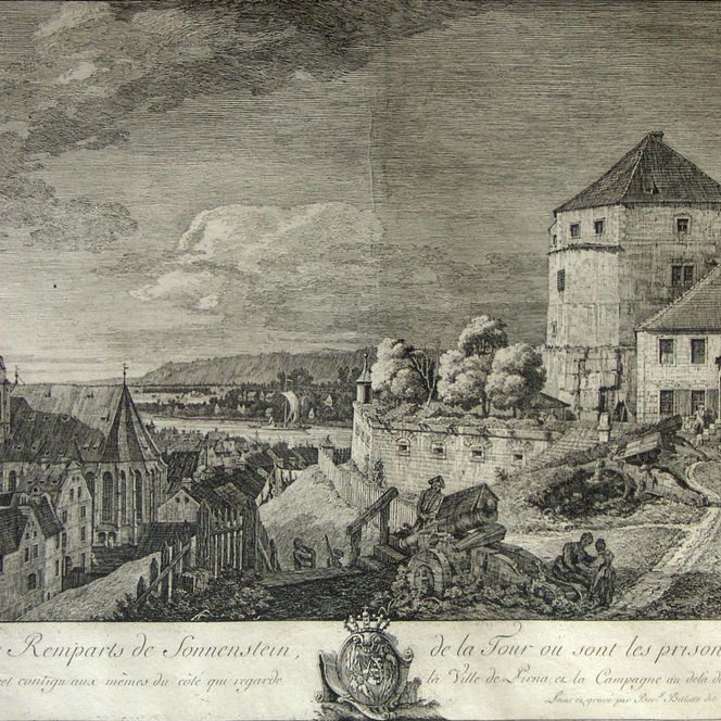 Historische schwarz-weiß Zeichnung der Stadtansicht Pirna mit Schloss, Türmen und Wolken am Himmel.