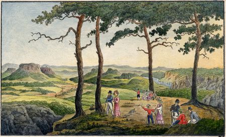 Landschaft mit hohen Bäumen, einer Gruppe von Menschen und sanften Hügeln im Hintergrund.