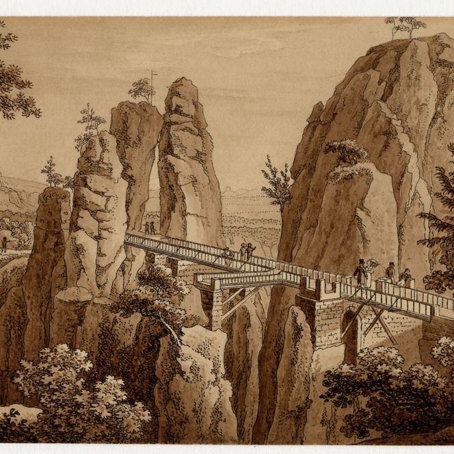 Felsenlandschaft mit einer Holzbrücke und mehreren Personen, umgeben von Bäumen und Bergen.