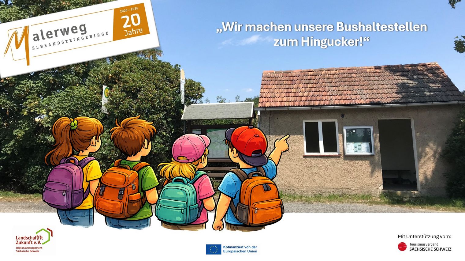 Kinder mit Rucksäcken stehen vor einem Haltestellenhäuschen mit einem Fenster und einem Schild zur 20-Jahr-Feier des Malerweg.