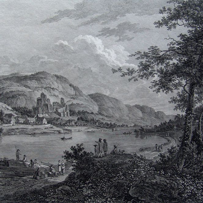 Schwarz-weiß Landschaft mit Bergen, einem Fluss und einer kleinen Stadt im Hintergrund. Bäume und Menschen am Ufer.