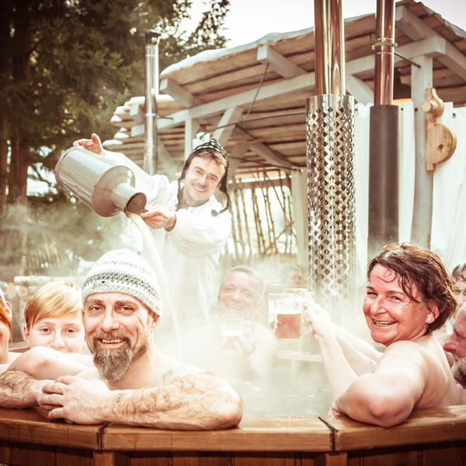 Gruppe im Badezuber Dampf Winter gute Stimmung