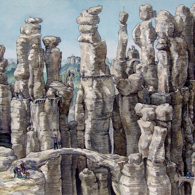 Hoch aufragende, schroffe Felsen in einer kargen Landschaft, mit einem kleinen Bogen zwischen zwei Felsen.