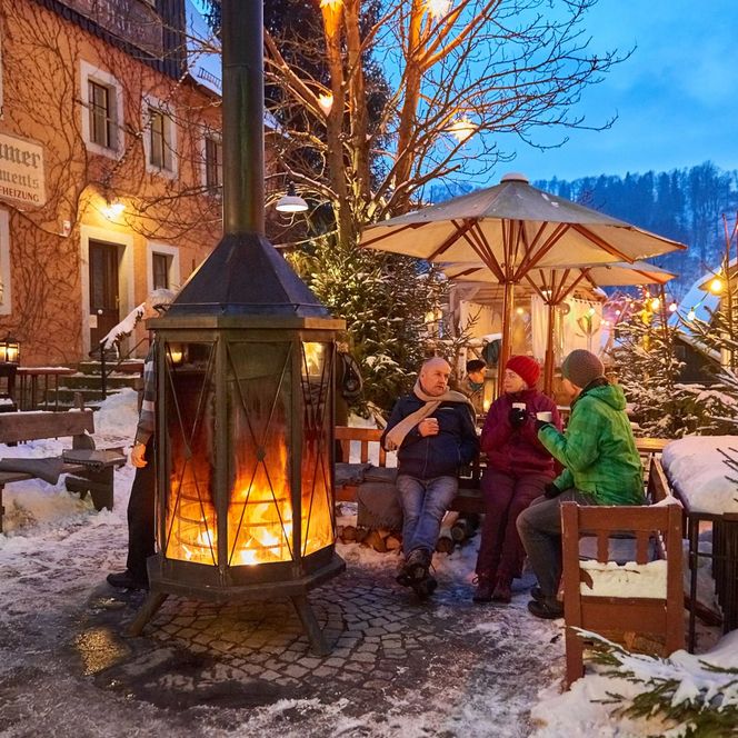 erleuchteter Mühlenhof Winterdorf Schmilka Kaminfeuer Glühweinplausch