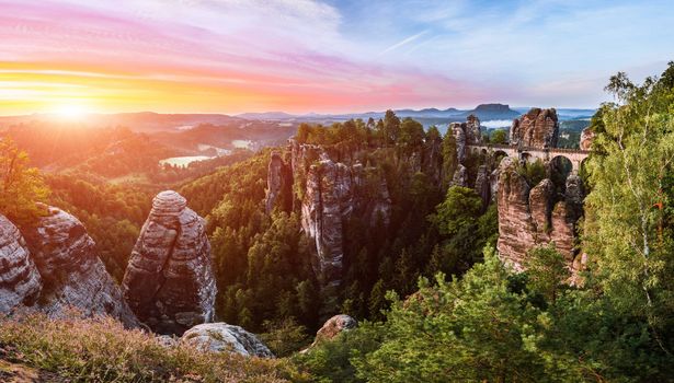 El Puente Bastei (Basteibrücke), formación rocosa famosa, Alemania